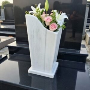 Мраморна надгробна ваза за цветя – елегантен и устойчив мемориален аксесоар